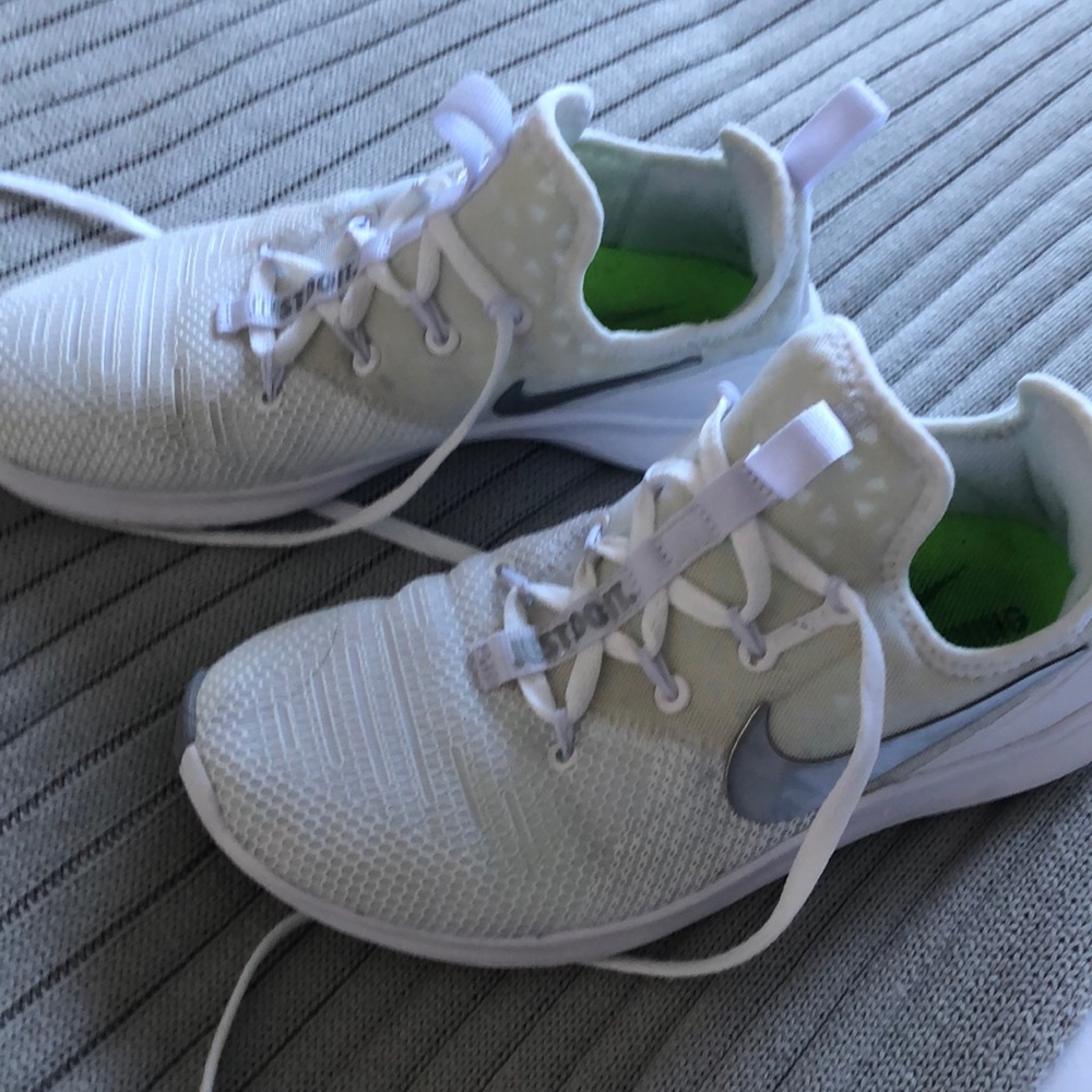 Nike training sneaker size 6